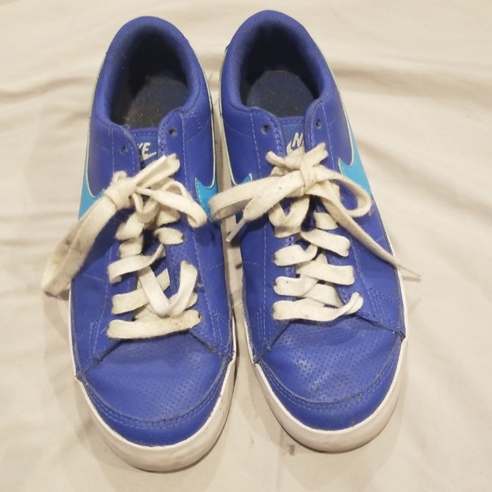 Nike leather tennis shoe